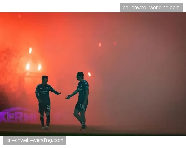 通讯：柏林联球迷在主场失利后仍高歌支持球队